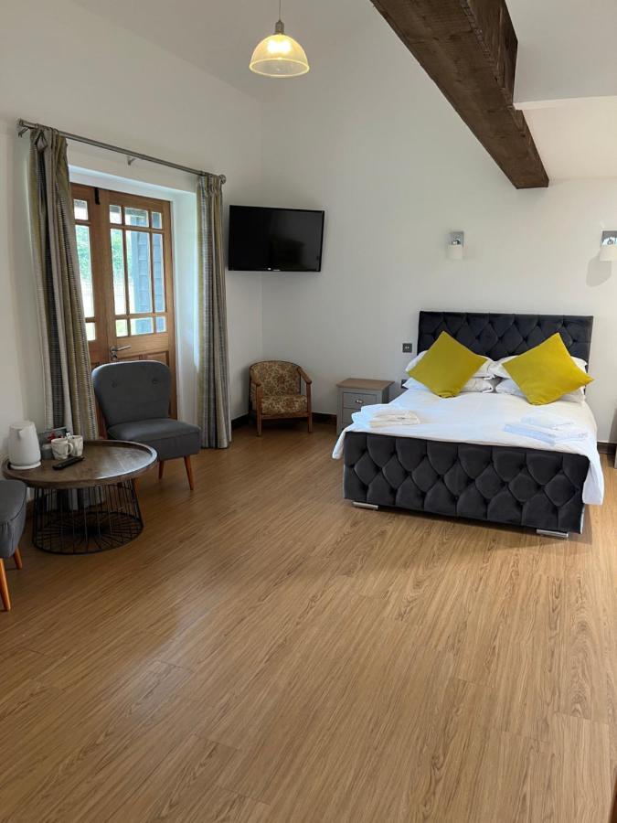 The Crown Lodges Дийл Екстериор снимка