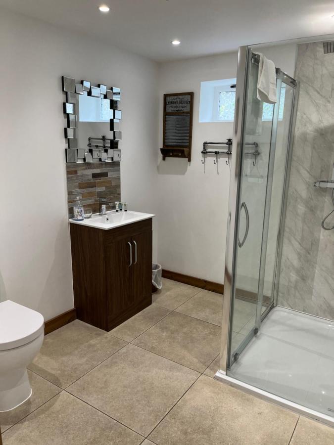 The Crown Lodges Дийл Екстериор снимка