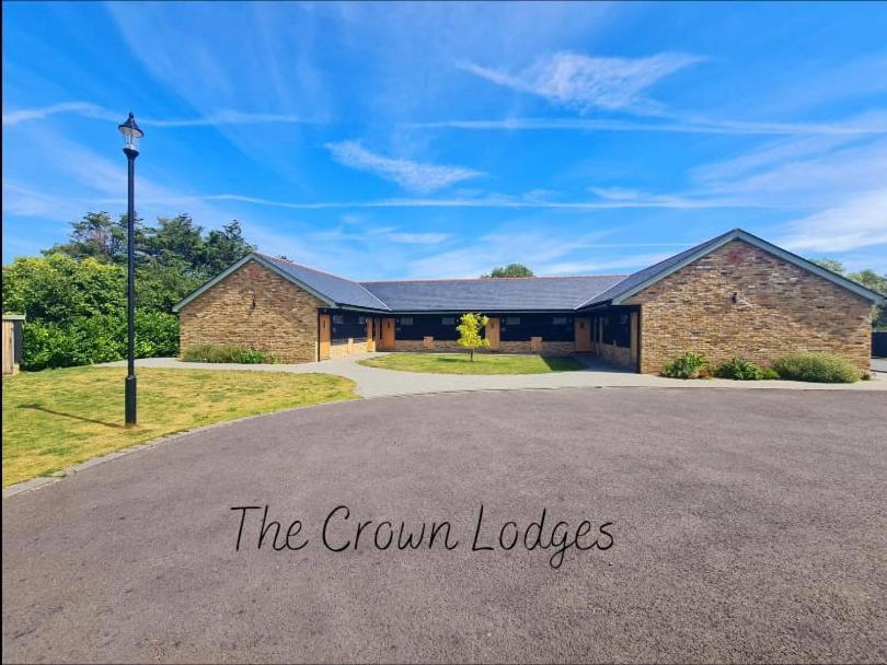 The Crown Lodges Дийл Екстериор снимка