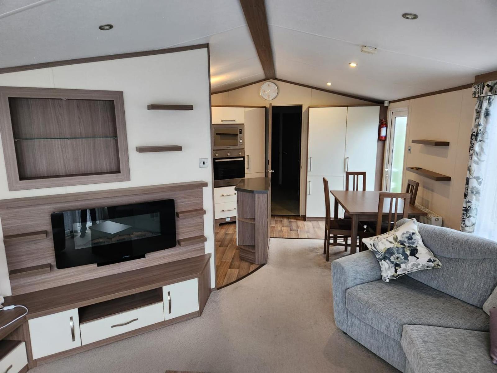 The Crown Lodges Дийл Екстериор снимка