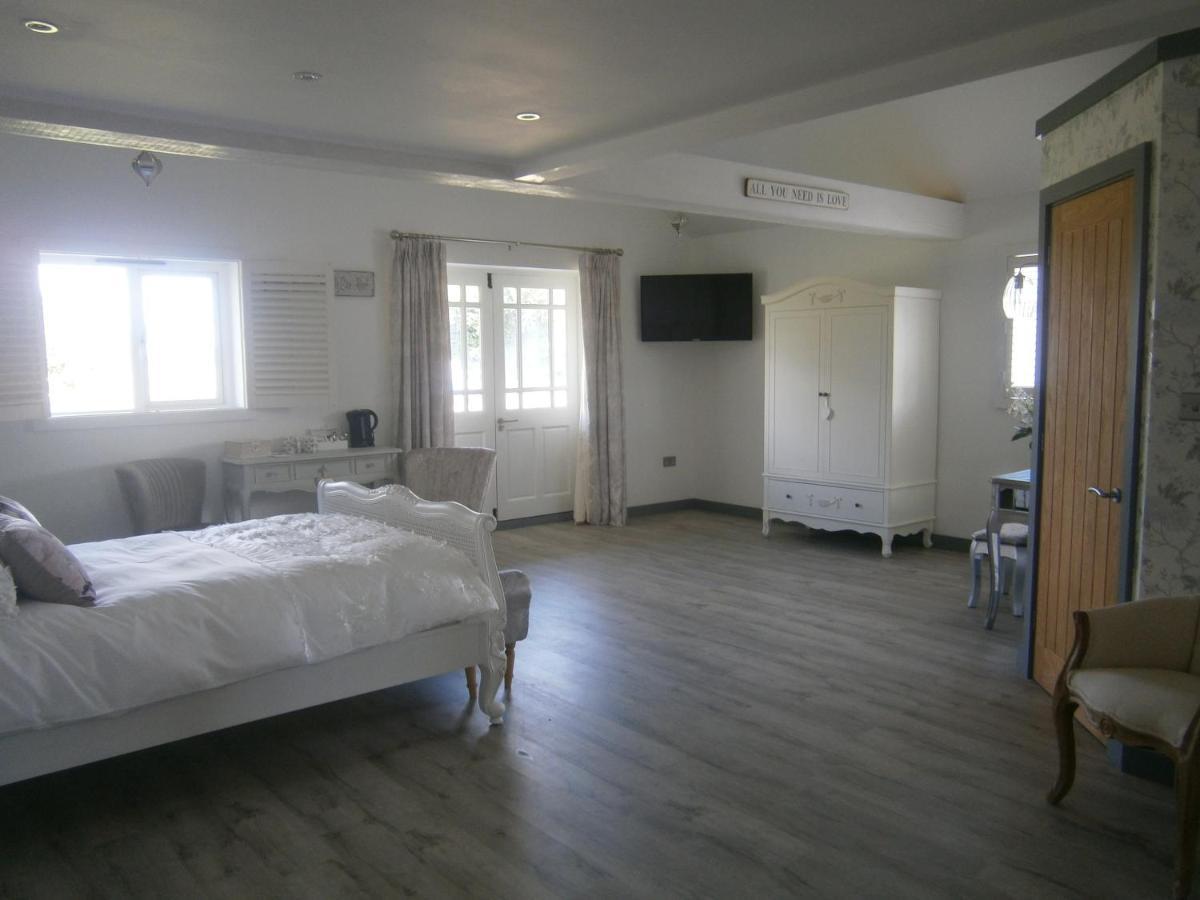 The Crown Lodges Дийл Екстериор снимка
