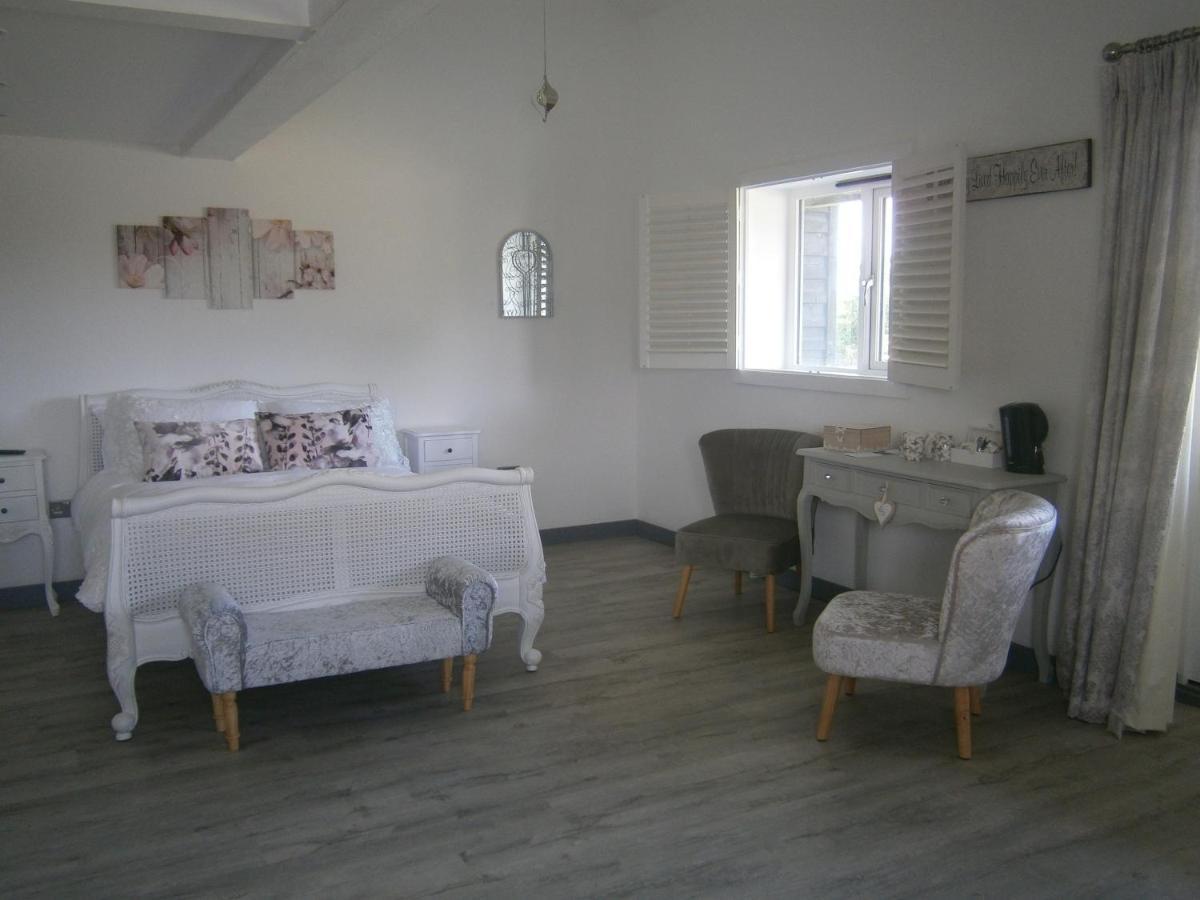 The Crown Lodges Дийл Екстериор снимка