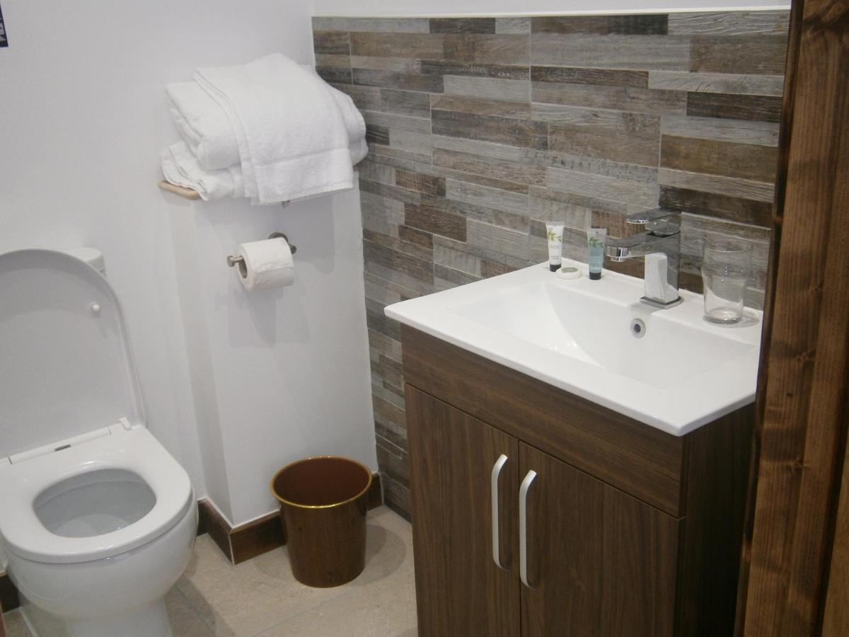 The Crown Lodges Дийл Екстериор снимка